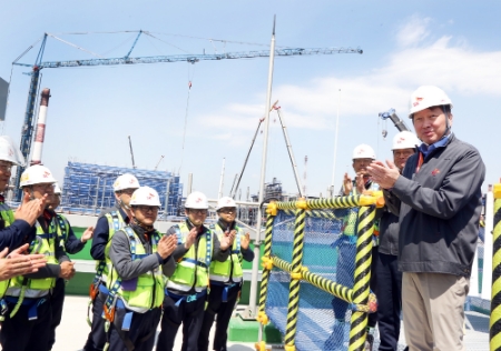 최태원(오른쪽 첫번째) SK그룹 회장이 17일 ‘사회적 가치 창출을 통한 성장’의 현장인 SK에너지 울산CLX VRDS 신설 현장을 방문해 구성원들을 격려했다. (사진=SK이노베이션)