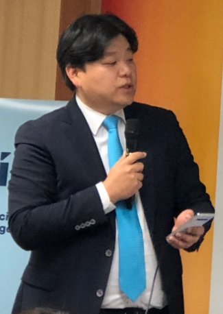 ▲송인성 디셈버앤컴퍼니자산운용 부대표가 17일 서울 여의도 금투센터에서 열린 기자간담회에서 새로 출시한 비대면 투자일임 모바일 애플리케이션 '핀트'에 대해 설명하고 있다./사진=한아란 기자