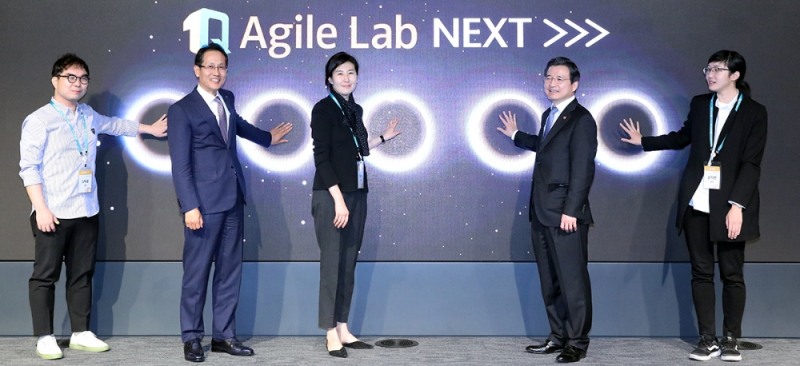 지성규 KEB하나은행장(사진 왼쪽에서 두번째)과 김용범 금융위원회 부위원장(사진 왼쪽에서 세번째)이 스타트업 관계자들과 함께 기념촬영을 하고 있다./사진=KEB하나은행