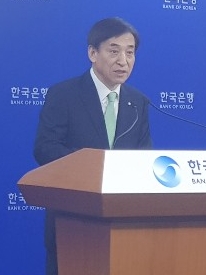 ▲이주열 한국은행 총재가 18일 금융통화위원회 본회의 직후 열린 기자간담회에서 기준금리 동결 배경을 설명하고 있다./사진=김경목 기자