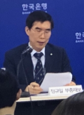 ▲정규일 한국은행 부총재보가 18일 서울 중구 한은 본부에서 2019년 경제전망을 발표하고 있다./사진=한아란 기자