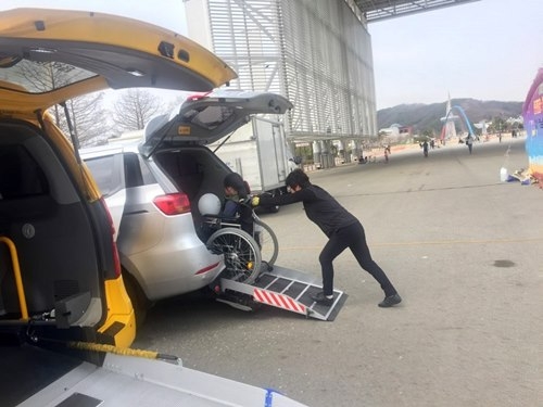 장애인콜택시를 이용하는 모습