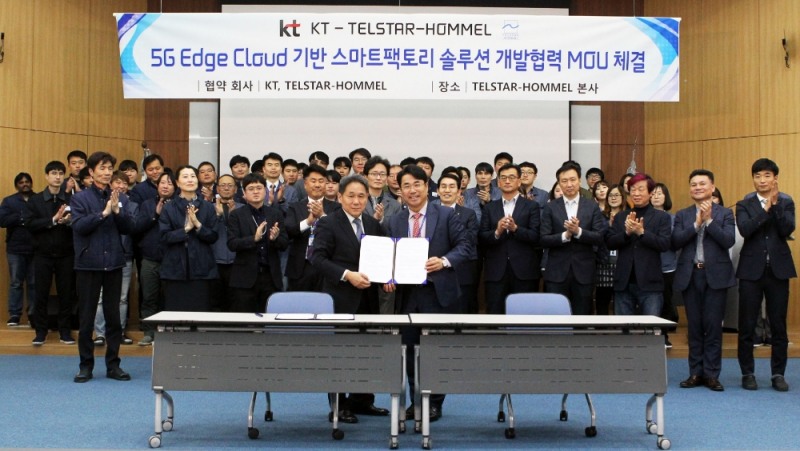 △앞줄 왼쪽부터 이필재 KT-마케팅부문장 부사장, 임병훈 텔스타홈멜 대표이사가 양해 각서를 체결하고 기념사진을 찍고 있다/사진=KT