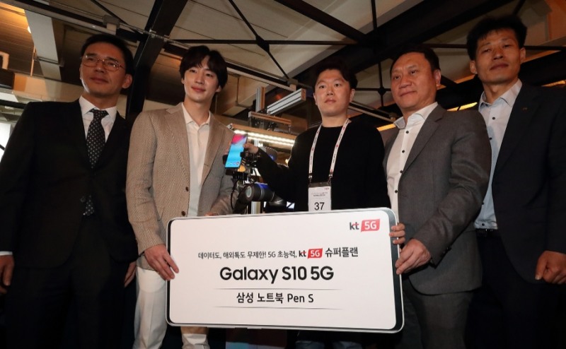 △배우 이제훈이 삼성전자 갤럭시 S10 모델 출시 행사가 진행된 강남점에 방문하여 경품 증정 이벤트 당첨자를 축하하고 있다/사진=KT