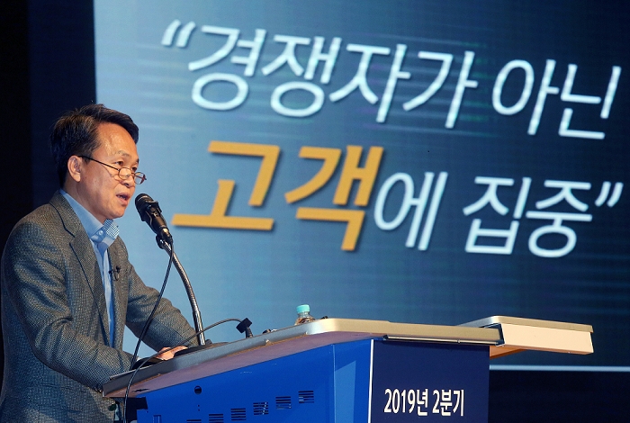 19일 경기도 용인시 소재 신한은행 연수원에서 진행된 2019년 2분기 임본부장 워크숍에서 진옥동 신한은행장이 설명하는 모습. / 사진= 신한은행