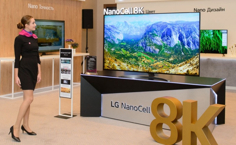 △현지시간 19일 모스크바에서 열린 LG전자 신제품 발표 행사에서 모델이 8K 해상도를 구현하는 LG 나노셀 TV 신제품을 소개하고 있다/사진=LG전자 