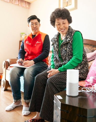 △ICT 돌봄 서비스를 받게 된 어르신의 가정과 직원의 모습/사진=SKT