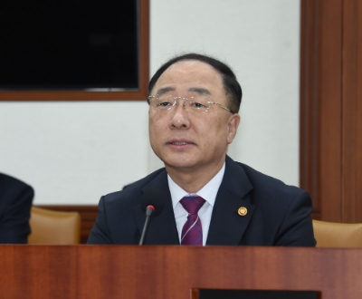 홍남기 부총리 겸 기획재정부 장관이 4월 23일 광화문 정부서울청사에서 열린 '제20차 산업경쟁력 강화 관계장관회의'를 주재하고 모두발언을 하고 있다. / 사진출처= 기획재정부