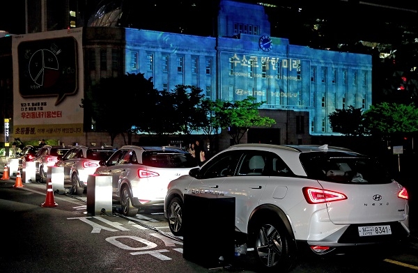 22일 중구 서울도서관에서 진행된 '수소로 밝힌 미래' 미디어 파사드 이벤트를 위해 수소전기차(FCEV) 현대 넥쏘가 전력을 공급하고 있다. (사진=현대차)