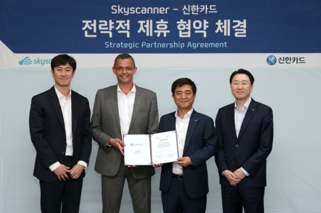신한카드는 지난 22일 오후 서울 을지로 신한카드 본사에서 글로벌 항공권 검색엔진 ‘스카이스캐너(Skyscanner)’와 함께 전략적 제휴 협약식을 가졌다. 이날 협약식에는 (왼쪽부터)박민규 스카이스캐너 Country Manager, 마이크 퍼거슨 스카이스캐너 APAC 대표, 이찬홍 신한카드 플랫폼사업그룹장, 유태현 신한카드 디지털First본부장 등이 참석했다. / 사진 = 신한카드