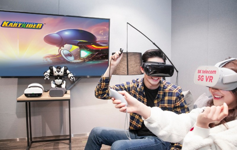 △SK텔레콤 모델들이 카트라이더 VR 게임 플레이 장면을 시연하고 있다/사진=SK텔레콤