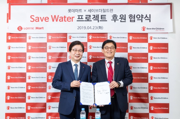 문영표 롯데마트 사장(사진 왼쪽)이 23일 세이브 더칠드런과 베트남 까마우성 식수 위생 개선 사업 지원 협약식을 맺었다. 사진=롯데쇼핑.