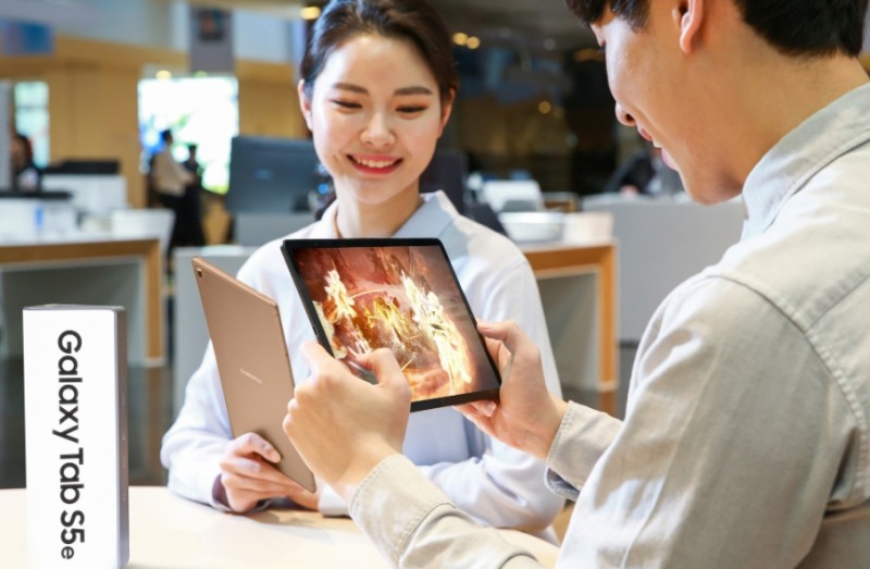 △삼성전자 모델들이 갤럭시 탭 S5e를 활용하여 게임 플레이하는 모습을 시연하고 있다/사진=삼성전자