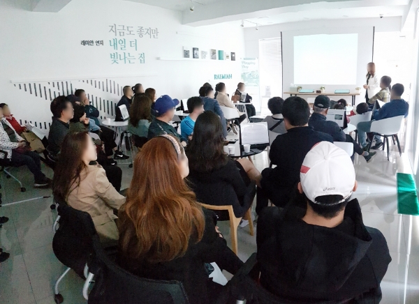 래미안 연지 2구역 분양 설명회에 실수요자들이 참가하고 있다. 사진=삼성물산.