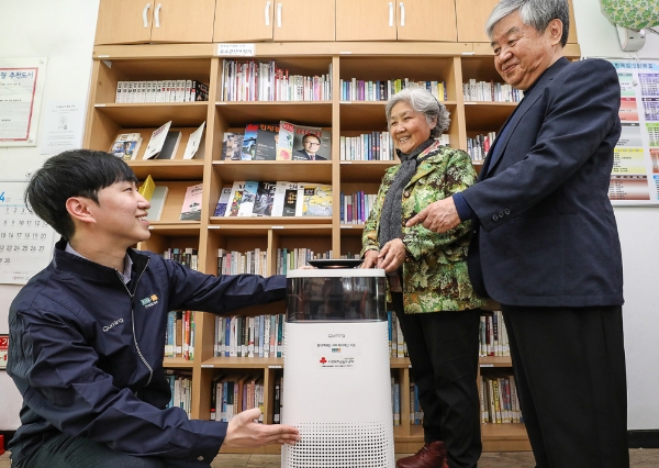 현대백화점그룹은 미세먼지 취약 노년층 이용 시설에 공기청정기를 지원했다. 사진=현대백화점그룹.