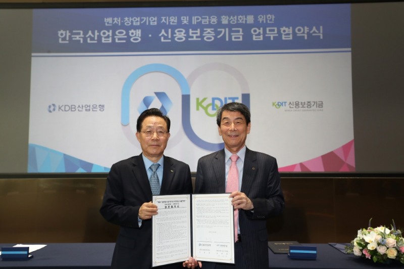 산업은행은 24일 본점 IR센터에서 신용보증기금과 '벤처·창업기업 지원 및 국가 혁신성장 기여'를 위한 업무협약을 체결하였다고 밝혔다. 사진 오른쪽은 이동걸 산업은행 회장. / 사진= 산업은행