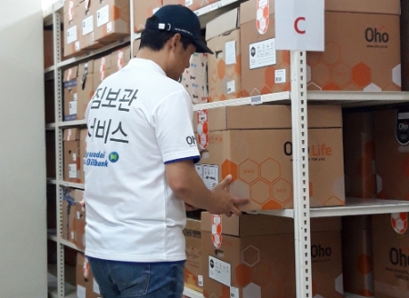 셀프 스토리지 업체 오호 직원이 고객이 의뢰한 짐을 정리하고 있다. (자료=현대오일뱅크)