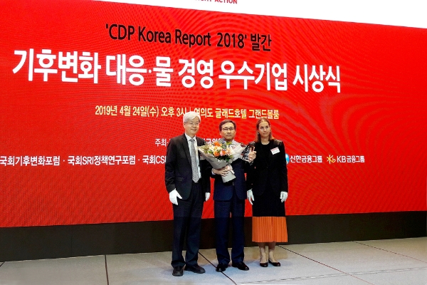 SK건설은 24일 CDP(탄소정보공개프로젝트) 한국위원회가 주관하는 ‘2018년 기후변화 대응 및 물 경영 우수기업’ 시상식에서 탄소경영 특별상을 수상했다. 사진=SK건설.