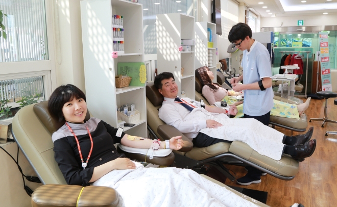 지난 24일 서울역 헌혈의 집을 찾은 미즈사랑 임직원 30여명이 ‘사랑의 헌혈’ 봉사활동에 참여했다. / 사진 = 미즈사랑
