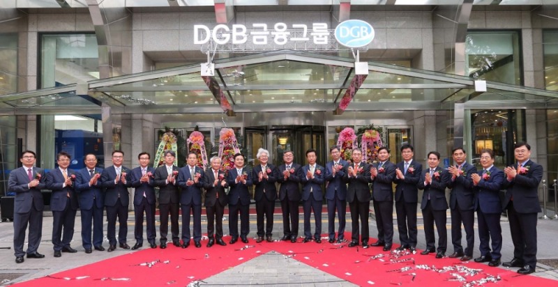 김태오 회장(사진 가운데)이 DGB금융센터 제막식 후 귀빈들과 함께 기념촬영을 하고 있다./사진=DGB금융그룹
