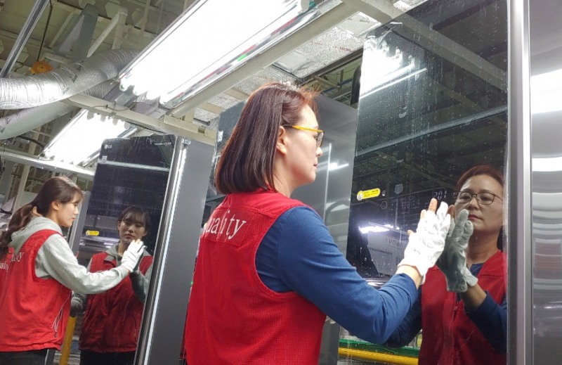 △LG전자 경남 창원사업장 직원들이 트롬 스타일러 기기를 제조하고 있다 /사진=LG전자