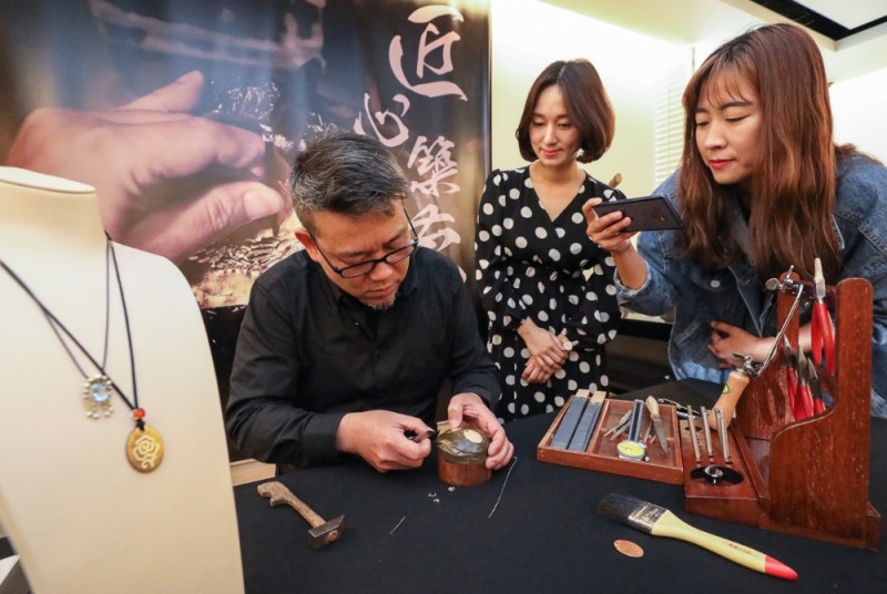 26일 현대백화점면세점 VIP라운지에서 홍콩 주얼리 브랜드 ‘주대복’의 주얼리 마스터인 량츠웨이(梁志偉)가 직접 ‘주얼리 세공 클래스’를 진행하고 있다. /사진제공=현대백화점면세점