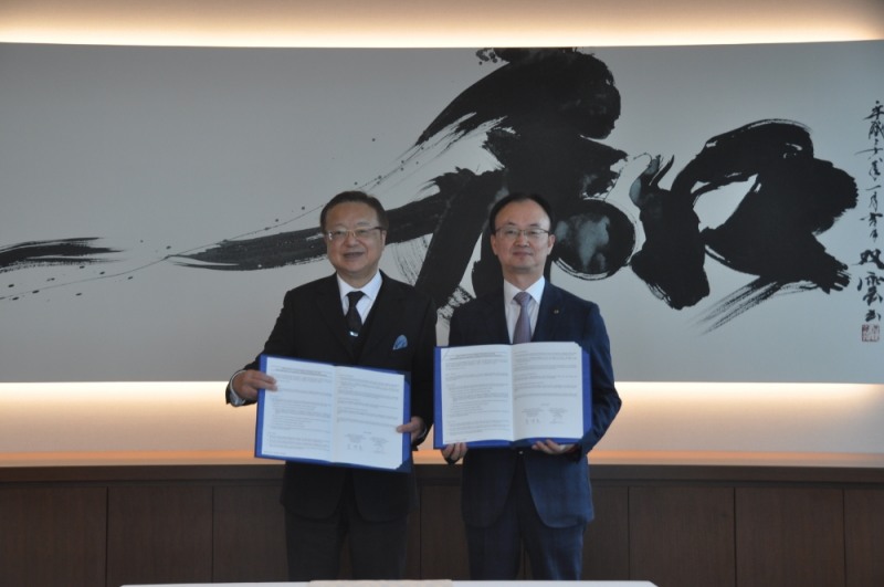 KDB산업은행은 지난 25일 일본 토쿄에서 M&A 전문 중개기관인 Nihon M&A Center와 국내 중소·중견기업 크로스보더 M&A 활성화를 위한 양해각서(MOU)를 체결했다. 임맹호 산은 부행장(오른쪽)이 미야케 수구루 니혼M&A센터 대표와 기념사진을 찍고 있다. /사진= 산업은행