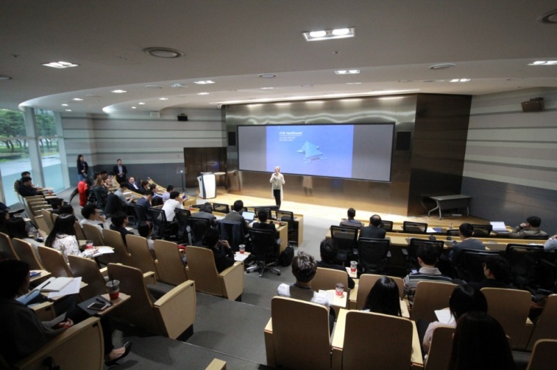 캔디스 위도즈 플러그앤플레이 최고운영담당임원(COO)이 지난 26일 서울 여의도 본점에서 열린 ‘KDB 넥스트라운드’의 스페셜라운드 강연자로 나서 스타트업 발굴 육성 노하우에 대해 강연하고 있다. / 사진=산업은행