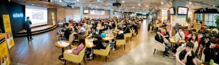 2019 넷마블 게임콘서트 전경, 송석화 대표가 '서브컬쳐에서 메이저문화로 발돋움하는 코스프레'를 주제로 강연하고 있다. (사진=넷마블)