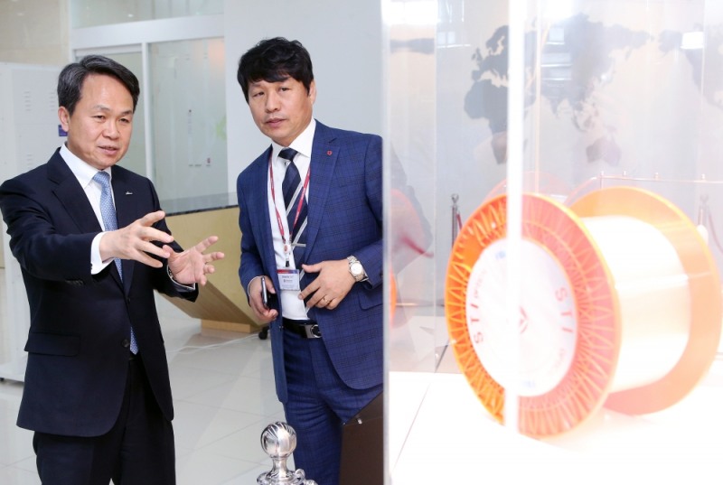 진옥동 신한은행장(왼쪽)이 29일 진행한 대구·경북지역 현장 경영에서 글로벌 광섬유·신소재 제조업체 ㈜에스티아이를 방문해 서태일 대표이사(오른쪽)와 함께 생산 설비를 돌아보면서 의견을 나누고 있다. / 사진= 신한은행