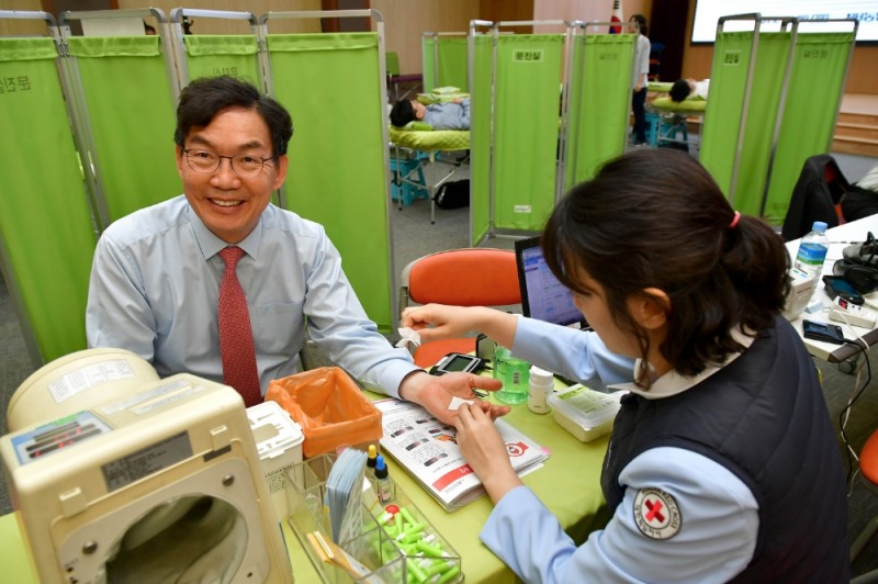 이대훈 농협은행장(왼쪽)이 헌혈에 앞서 검사를 진행하고 있다./사진=NH농협은행