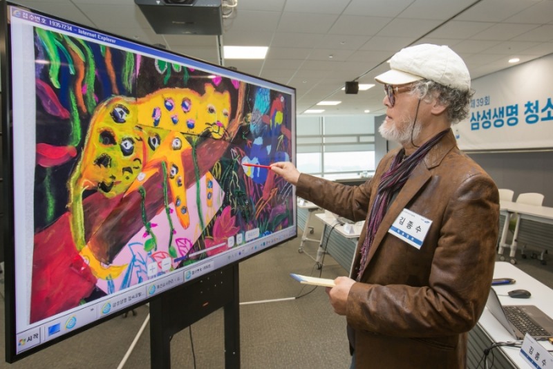 △최근 삼성전자 QLED 8K TV로 청소년 미술대회 심사를 진행하는 모습/사진=오승혁 기자(자료 편집)