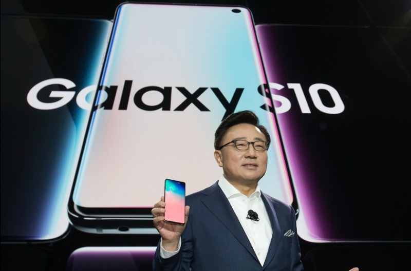 △고동진 삼성전자 사장이 2019년 2월 갤럭시 언팩 행사에서 S10 모델을 공개하는 모습/사진=삼성전자