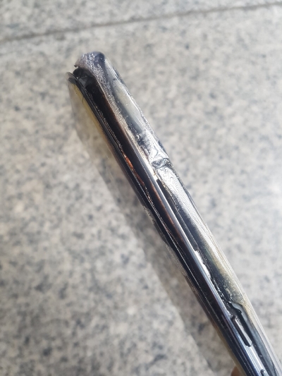 △포털 사이트 게시물 속 삼성전자 갤럭시 S10 5G 모델이 발화한 옆 모습/사진=오승혁 기자(카페 게시물 사진 캡처)