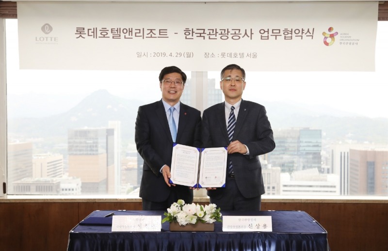 29일 롯데호텔서울 칼튼 스위트에서 서정곤 롯데호텔 국내영업본부장(왼쪽)과 신상용 한국관광공사 관광산업본부장(오른쪽) 등이 참석한 가운데 '롯데호텔 – 한국관광공사 업무협약식'이 진행됐다. /사진제공=롯데호텔