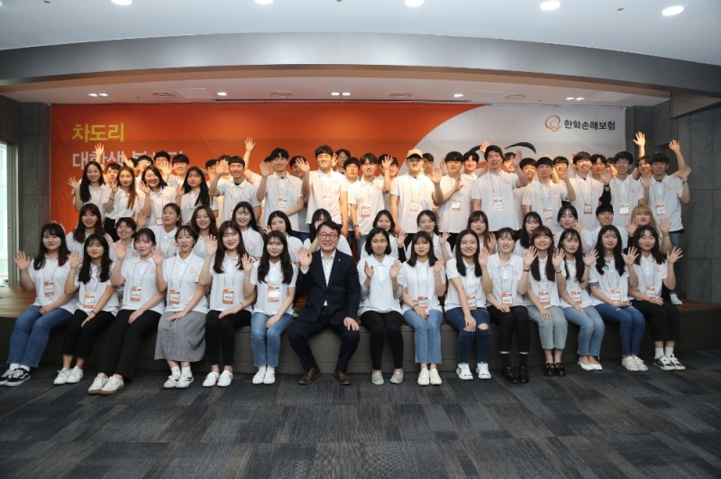 △한화손해보험 김민기 자동차보험부문장(가운데)와 차도리 대학생 봉사단 / 사진=한화손해보험