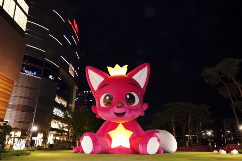 롯데월드타워에 설치된 20M 크기의 ‘울트라 메가퐁’이 핑크빛 조명으로 점등되고 있다. /사진제공=롯데물산