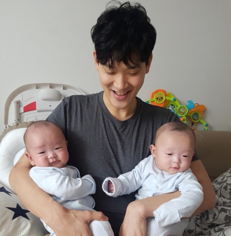 (주)한화 직원이 안식월을 통해 쌍둥이 아기를 돌보고 있다. 앞으로 한화그룹에서는 아빠휴가 제도가 도입됨에 따라 이런 모습을 더 자주 볼 수 있을 전망이다 (사진=(주)한화)