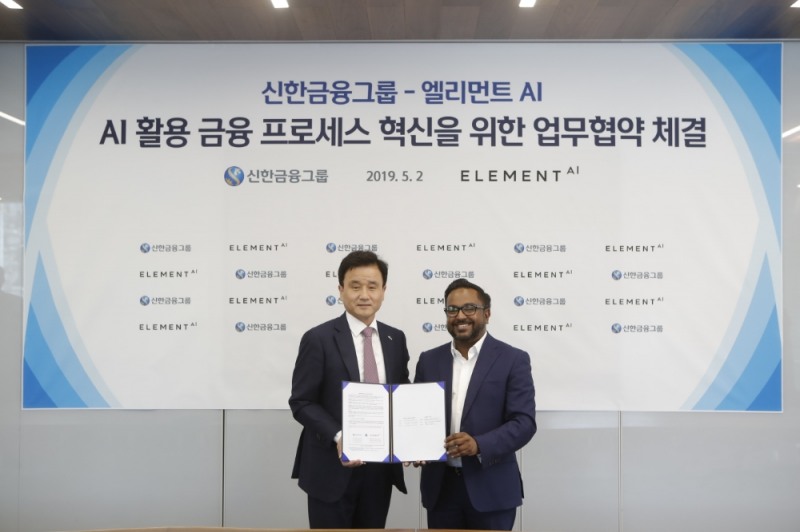신한금융그룹은 2일 오전 서울 중구 신한 디지털캠퍼스에서 캐나다의 인공지능 전문기업인 '엘리먼트 AI(Element AI)'와 인공지능 분야의 상호 협력 확대를 위한 업무협약(MOU)를 체결했다. 이날 협약식에서 '신한금융지주' 박우혁 부사장(사진 왼쪽)과 '엘리먼트 AI' 라마크리슈난(Head of Advisory)이 기념 촬영을 하고 있다. / 사진= 신한금융지주