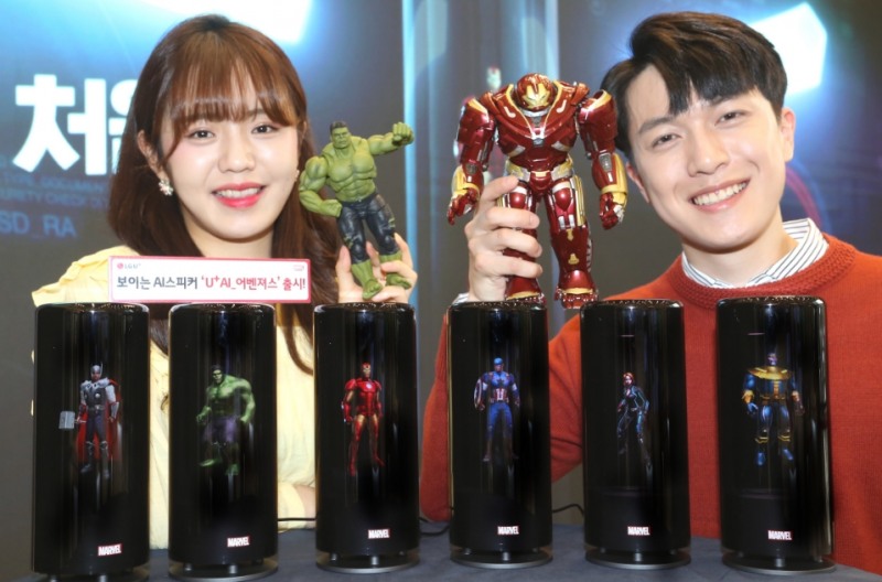 △LG유플러스 모델들이 어벤져스 AI 스피커에 신모델을 홍보하고 있다/사진=LG유플러스