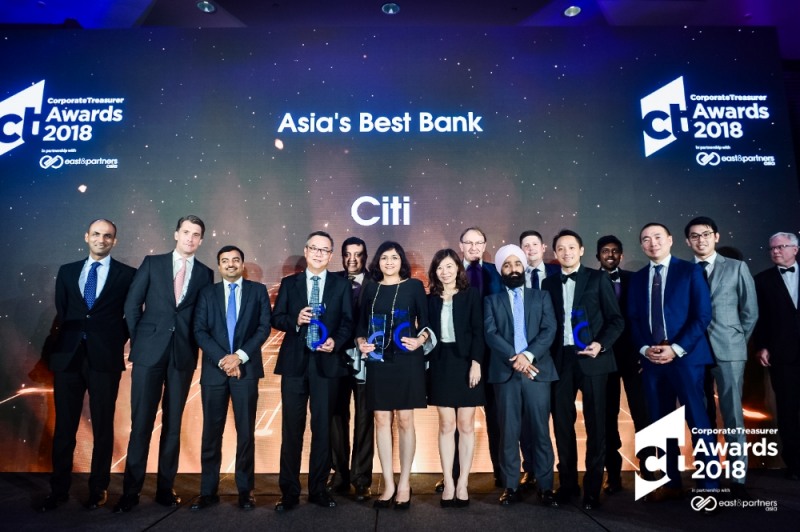지난 4월 24일 싱가포르에서 개최된 시상식에서 씨티 아태지역 기업금융그룹 직원들이 수상 후 기념촬영을 하고 있다./사진=씨티은행
