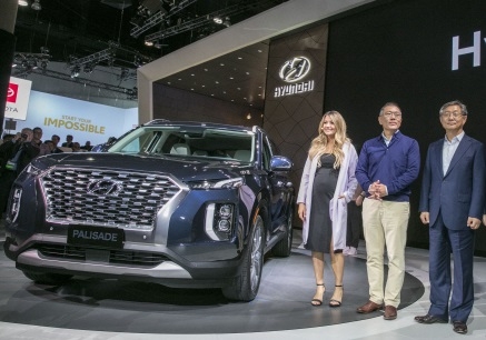 2018 11월 LA오토쇼 팰리세이드 공개행사에서 정의선 부회장(가운데)이 기념촬영을 하고 있다. (사진=현대차)