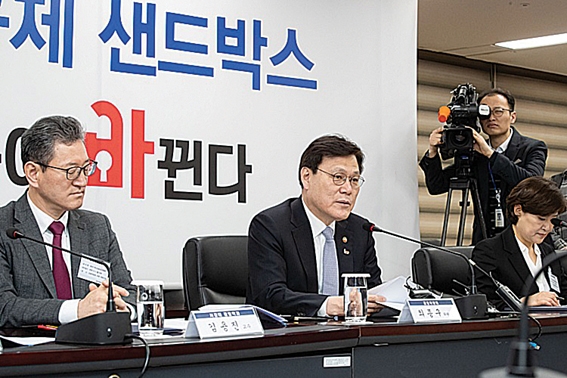 1차 혁신금융심사위원회에서 최종구 금융위원장(가운데) / 사진 = 금융위원회