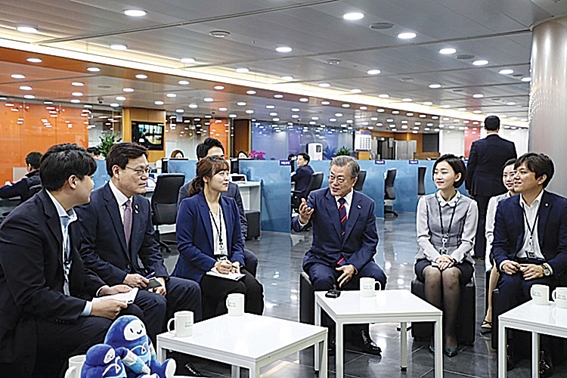 3월 기업은행 본점에서 열린 혁신금융 비전 선포식에서 문재인 대통령(왼쪽에서 네 번째) / 사진 = 청와대