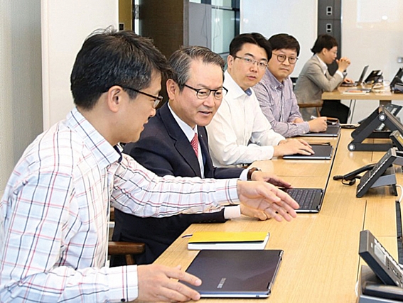 ▲성대규 사장(왼쪽에서 두번째)은 이노베이션 센터를 통해 임직원들의 업무혁신을 직접 진두지휘하고 있다. 사진 = 신한생명