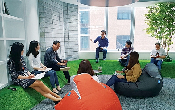 ▲오렌지라이프 임직원들이 애자일 조직을 통해 수평적인 분위기의 업무회의를 진행하고 있다. 사진 = 오렌지라이프