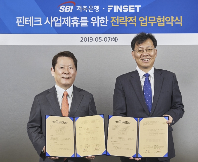 SBI저축은행은 7일 SBI저축은행 본사에서 핀테크 업체 ㈜핀셋과 MOU를 체결했다. 사진 왼쪽부터 정진문 SBI저축은행 대표이사, 조영민 핀셋 대표이사. / 사진 = SBI저축은행