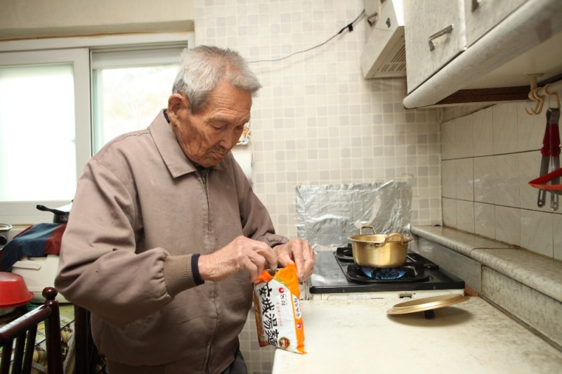 안성탕면을 끓이는 박병구 할아버지. /사진제공=농심