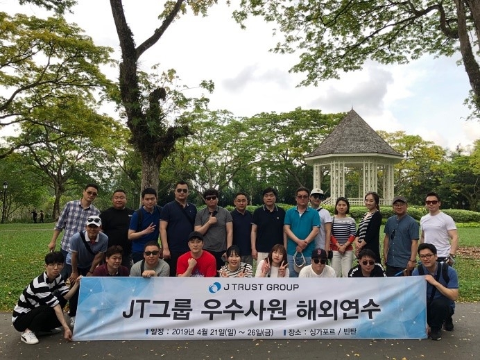 J 트러스트 그룹은 2016년부터 매년 각 계열사 우수사원을 대상으로 ‘해외연수 프로그램’을 진행하고 있다. 사진은 지난 ‘2019년 우수사원 해외연수’ 모습. / 사진 = J 트러스트 그룹