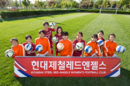 중국 충칭(重庆)시에 소재한 따핑(大坪)중학교 소속 유소녀 축구단이 지난 2일 인천 남동경기장 축구연습장에서 열린 ‘현대제철 유소녀 축구교실’에 참여해 기념촬영을 하고 있다.(사진=현대제철)